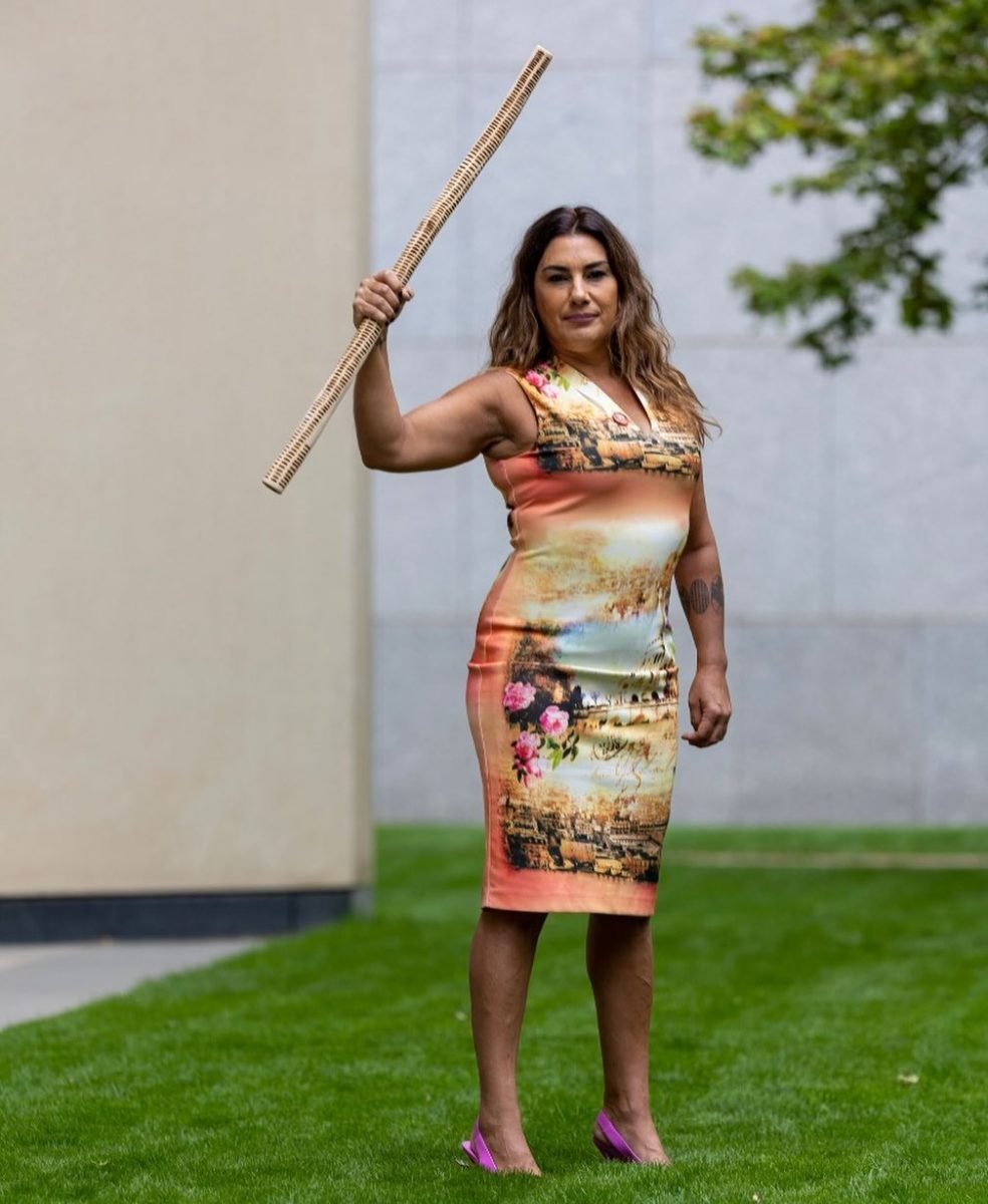 ඔබ අපේ ඇටකටු පවා සොරකම් කළා” – චාල්ස් රජුට ඕස්ට්‍රේලියානු පාර්ලිමේන්තුවේදී කුණු බැණුම්.