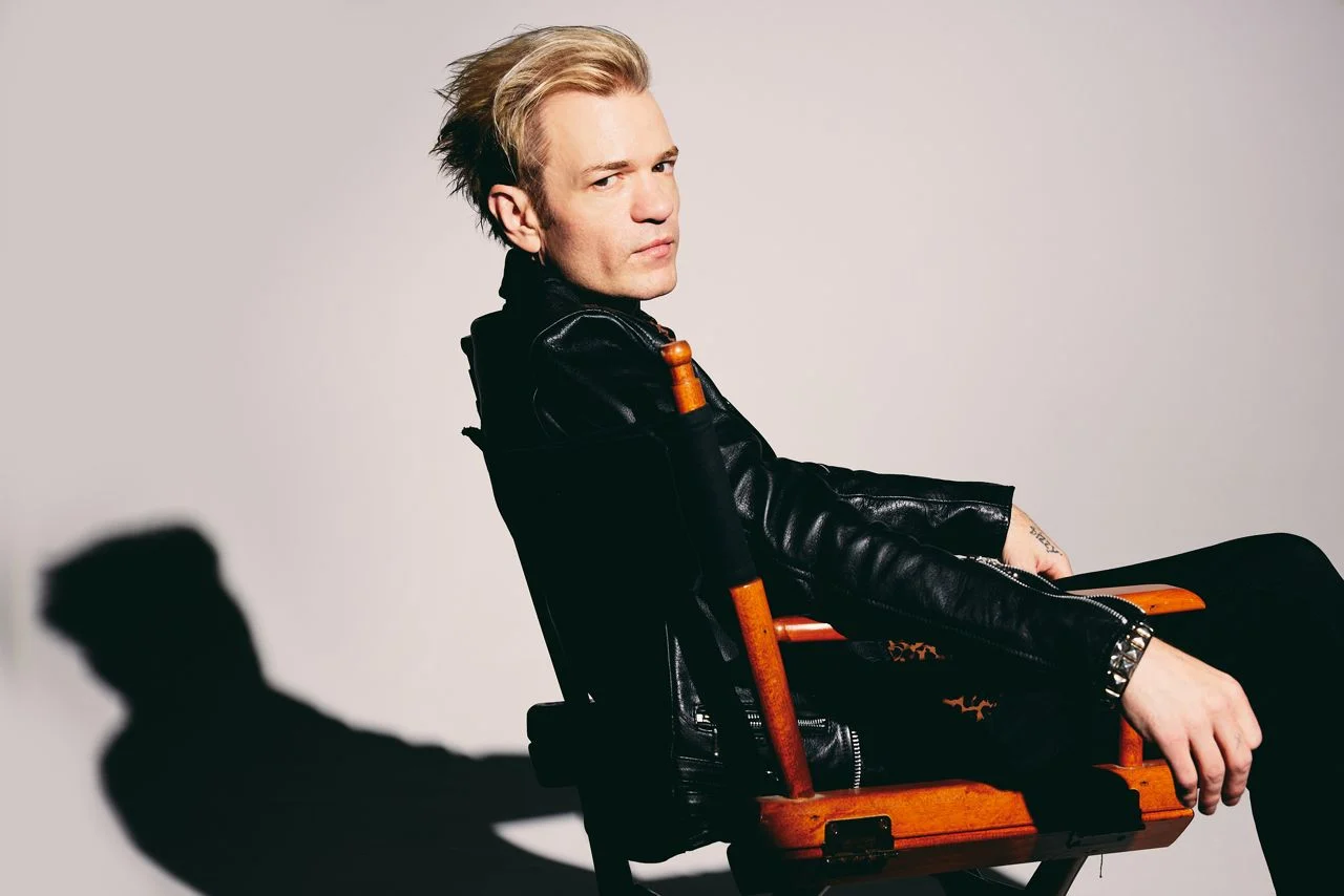 කැනේඩියානු රොක් ගායක Deryck Whibley ගෙන් ආන්දෝලනාත්මක හෙලිදරව්වක්.