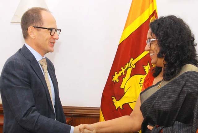 කැනේඩියානු මහකොමසාරිස් අගමැතිනිය හමුවෙයි.